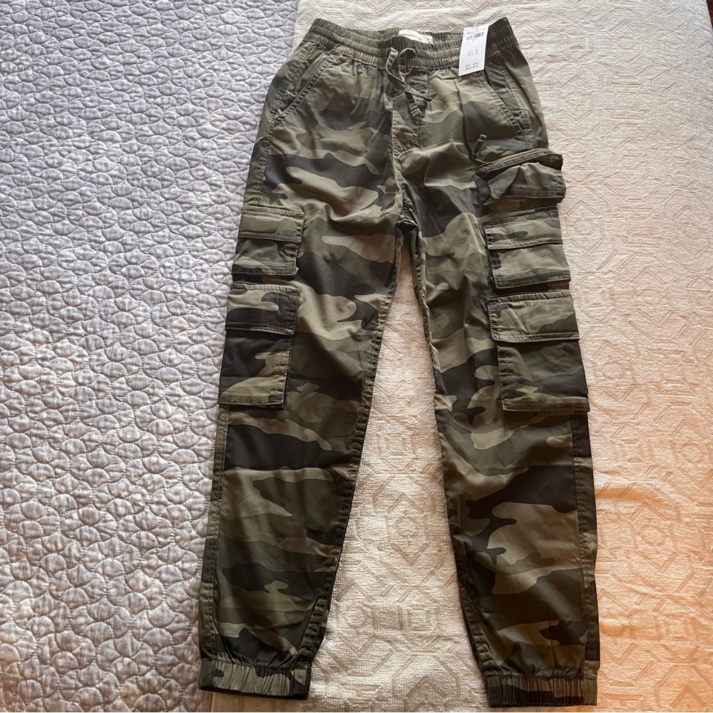 Abercrombie Kids Green Camouflage Pants. Boys size 9/10, new with tags.